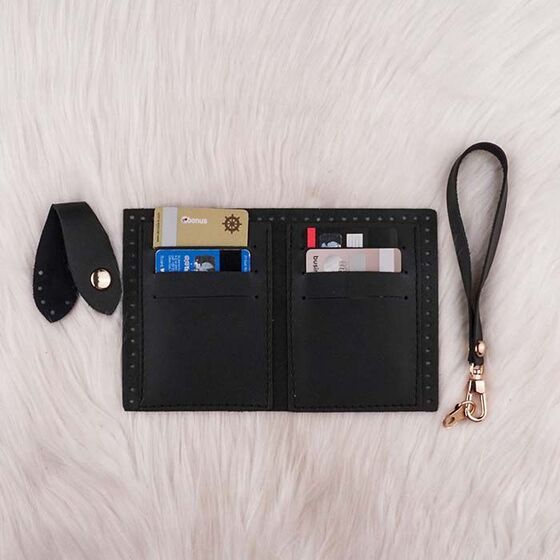 LEATHER WALLET KIT WITH HANGING CLOSURE 18 X 12 CM.